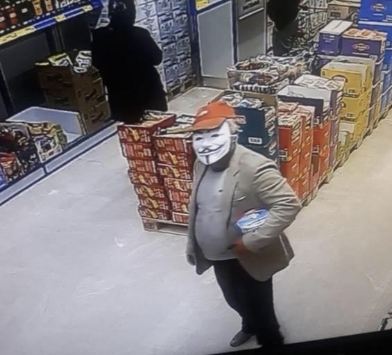 V for Vendetta maskesi ile markete girdi! “Maske takın” uyarısını yanlış anlamış olabilir mi?