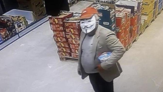V for Vendetta maskesi ile markete girdi! “Maske takın” uyarısını yanlış anlamış olabilir mi?