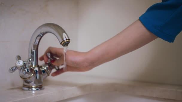 Elimizi yıkadıktan sonra muslukları kaparken tekrar mikrop kapar mıyız?