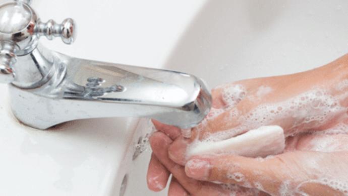 Elimizi yıkadıktan sonra muslukları kaparken tekrar mikrop kapar mıyız?