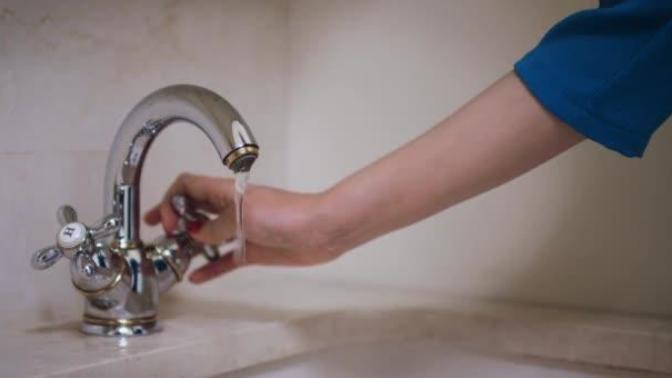 Elimizi yıkadıktan sonra muslukları kaparken tekrar mikrop kapar mıyız?