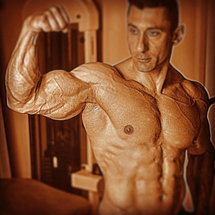 Uzun boylu çita gibi erkek mi yoksa hafif kısa boylu kaslı