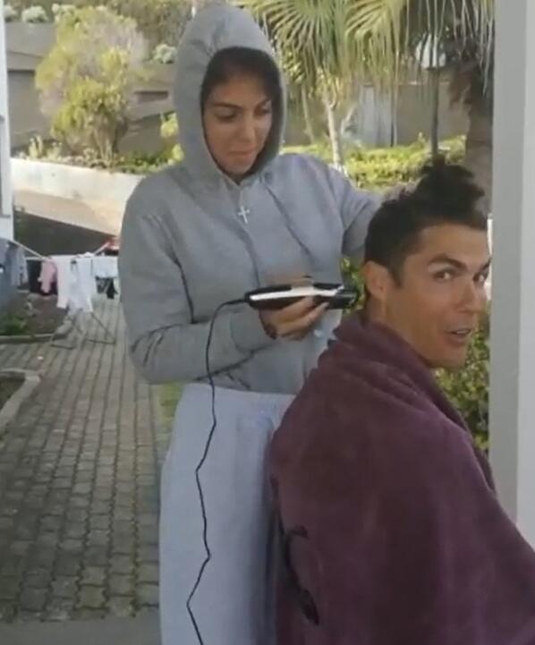 Cristiano Ronaldoyu sevgilisi Georgina Rodrgiuez tıraş etti. Sevgiliniz saçını tıraş etmenizi istese yapar mısınız kızlar?