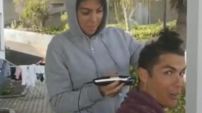 Cristiano Ronaldo'yu sevgilisi Georgina Rodrgiuez tıraş etti. Sevgiliniz saçını tıraş etmenizi istese yapar mısınız kızlar?