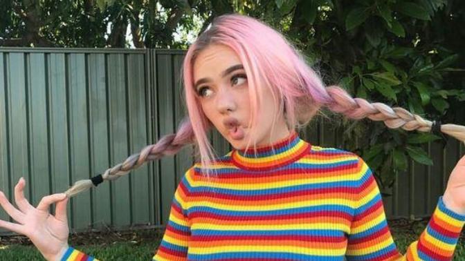 Pembe saçlı birinin seksi görünmesi imkansız mıdır?