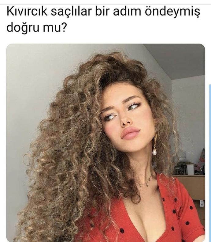Kıvırcık saçlı kızlar sizce de cidden güzeller mi?