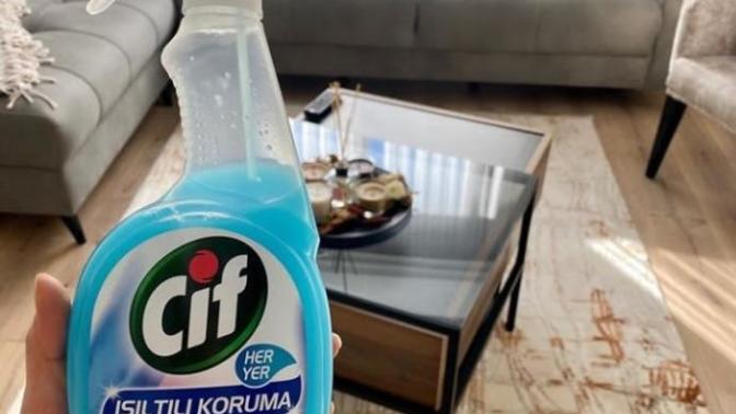 Siyah mobilyaların toz tutmaması için kullandığınız bir temizlik ürünü var mı?