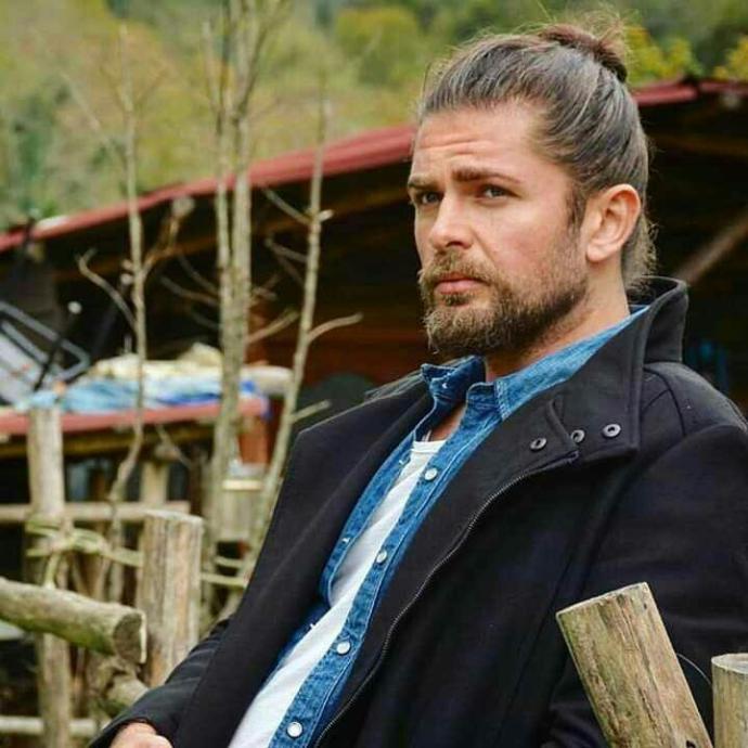 Mert öcal çok yakışıklı değil mi?