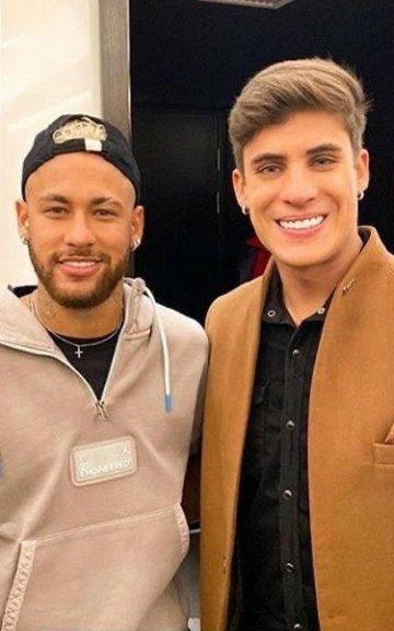Neymarın yeni üvey babası 22 yaşında. Neymarın annesi 22 yaşındaki sevgilisiyle aşkını ilan etti. Ne düşünüyorsunuz?