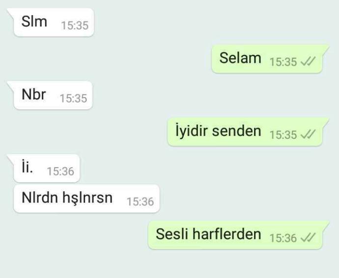 Mesajlaşırken sesli harfleri kullanmayanlar hakkında ne düşünüyorsunuz?