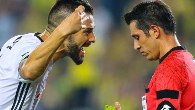 Bir futbol hakemini maç esnasında en çok zorlayan durumlar nelerdir?