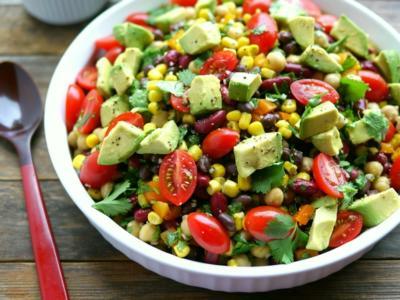 Salata tabağının dibindeki suyu kafaya dikip içenler burada mı?