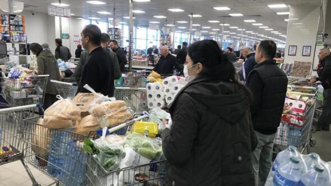 İnsanlar virüsten mi korkuyor yoksa aç kalmaktan mı?