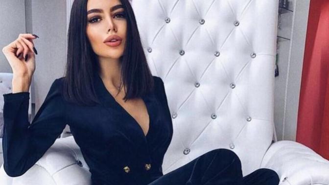 Modaya mı uyarsın, kendine yakışanı mı giyersin?