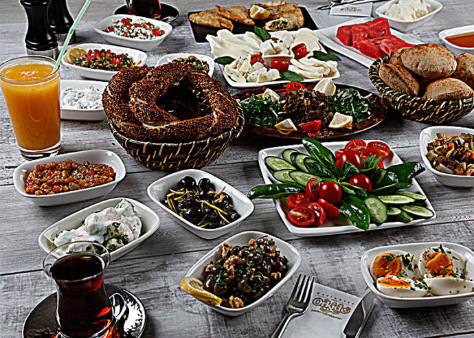 Piknikte kahvaltı yaparken neler tercih edersiniz? Örnek bir kahvaltı masası paylaşabilir misiniz?