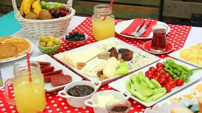Piknikte kahvaltı yaparken neler tercih edersiniz? Örnek bir kahvaltı masası paylaşabilir misiniz?