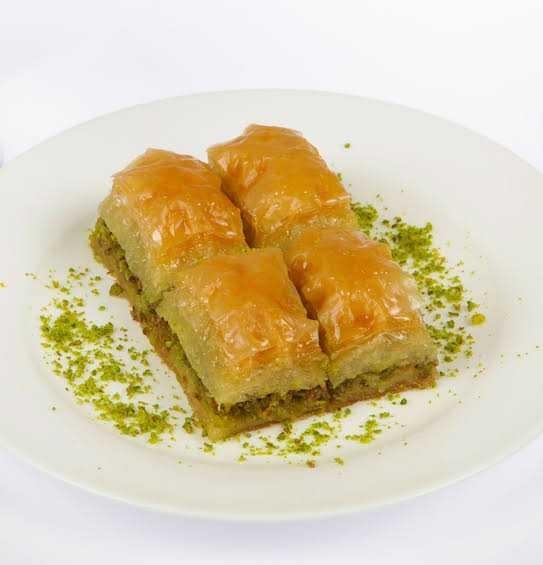 Misafirliğe giderken pasta mı, baklava mı götürürsünüz?