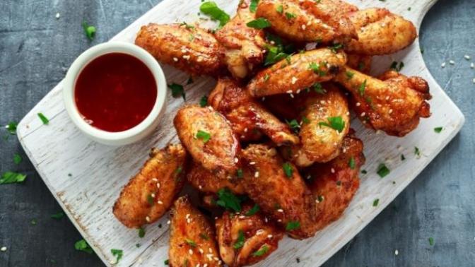 Soslu tavuk kanadı kızartma mı güzel olur, fırında mı?