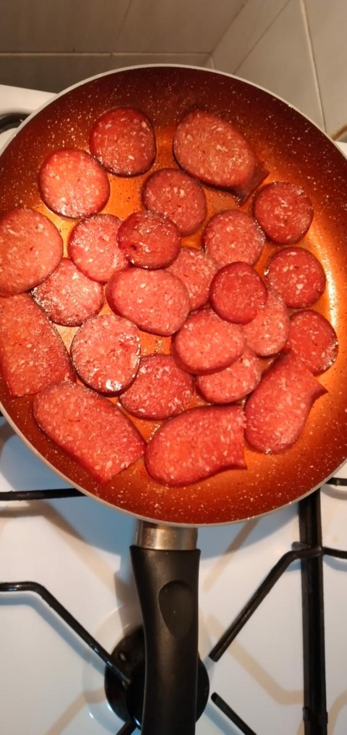 Sucuğu yumurtalı mı seversiniz yumurtasız mı?