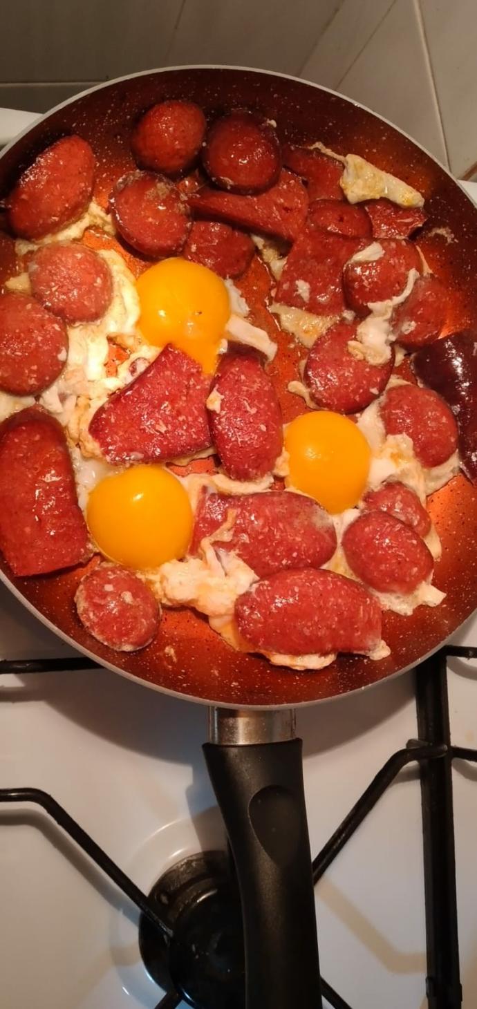 Sucuğu yumurtalı mı seversiniz yumurtasız mı?