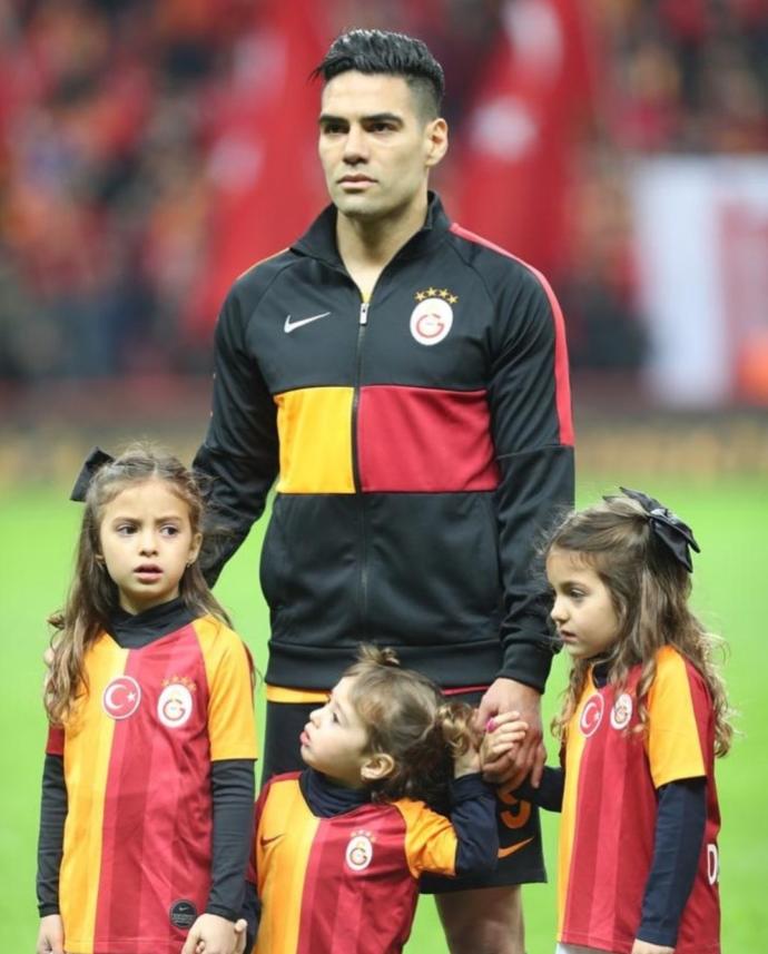 Loris Karius mu Radamel Falcao mu Sizce Hangisi Daha Yakışıklı ve Çekici?