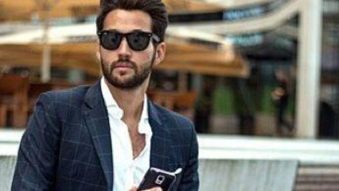 Erkeklere takım elbise mi daha çok yakışıyor, salaş kıyafetler mi?