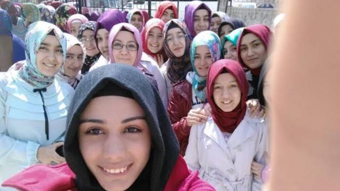Kapalı Kızlar Üniversitede Neden Hep Diğer Kapalılarla Arkadaş Oluyor?