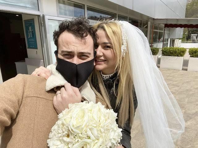 Kaan Boşnak tabuları yıkarak beyaz tişörtle dünya evine girdi! Sizce gelinlik ve damatlık çok gerekli bir şey mi?
