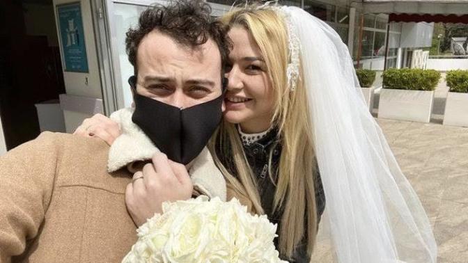 Kaan Boşnak tabuları yıkarak beyaz tişörtle dünya evine girdi! Sizce gelinlik ve damatlık çok gerekli bir şey mi?