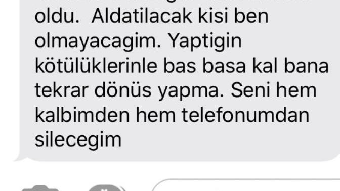 Arkadaşlar sözlümün ilgisizliği yüzünden ayrıldım engelledim smsden bu mesajı attı seviyormudur sizce?