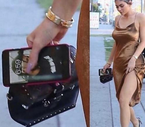 Kylie Jenner olsan da yapacaksın! Hayatınızda olan kişiyi telefonun arka planı yapar mısınız?