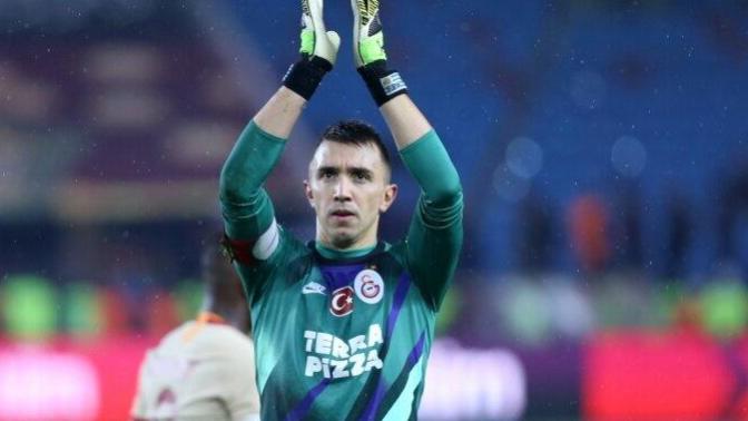Herkes tuttuğu takımın dışında taraflı tarafsız herkesin sevdiği bir futbolcu söylesin. Sizce bu kişi kim olur?