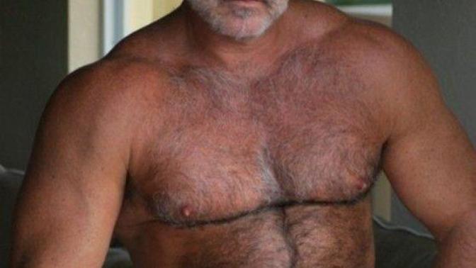 Böyle yakışlıklı ve kaslı olgun adamı nerde bulurum?