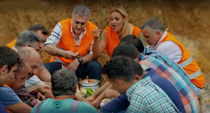 Menemeni çatalla mı ekmekle mi yersin?