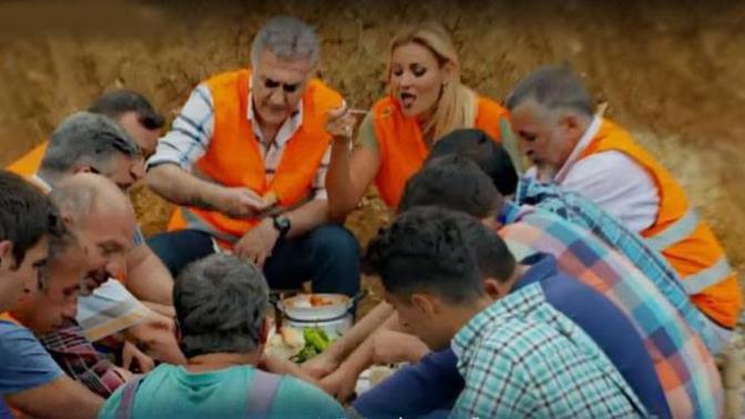 Menemeni çatalla mı ekmekle mi yersin?