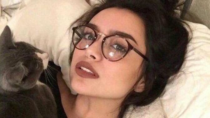 Gözlüklü kadın mı gözlüksüz kadın mı 👓?