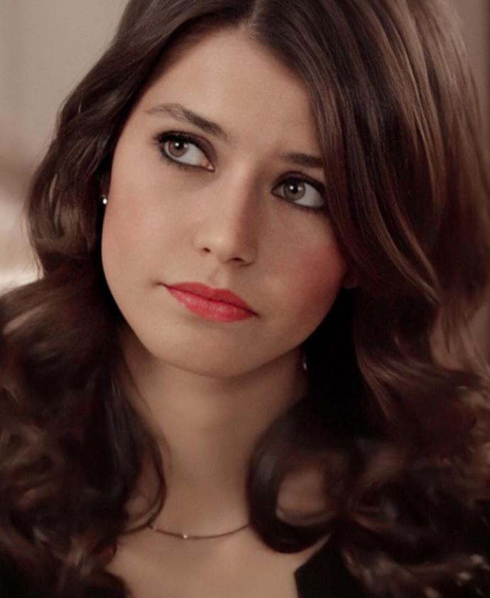Fahriye Evcen mi daha güzel Beren Saat mi?