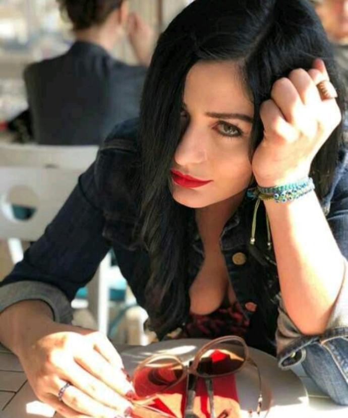 Deniz Çakırı beğeniyor musunuz? Güzel ve çekici mi?