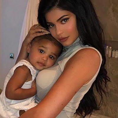 Anneler Günü'nün sembol annesi, çiçeği burnunda bu ünlü annelerden hangisi? 👩👦👦