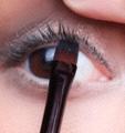 Göz kapağı dar olan kızlara eyeliner yakışır mı?