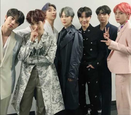 BTS vs BLACKPINK 🤔?