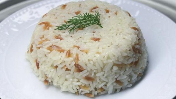 Pirinç pilavı şehriyeli mi, şehriyesiz mi daha güzel olur?