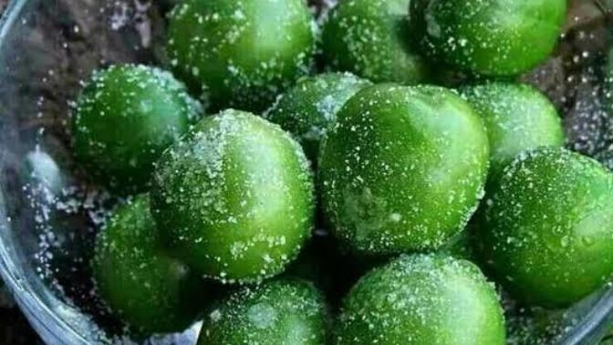 Eriği tuzlu mu yersiniz tuzsuz mu?