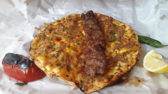 Daha önce hiç adana kebabı lahmacuna sarıp yediniz mi?