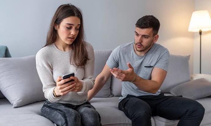Eşler telefonlarını kontrol etme hakkına sahip mi?