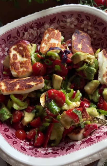 Avokadolu, Hellimli kaşık salatası 