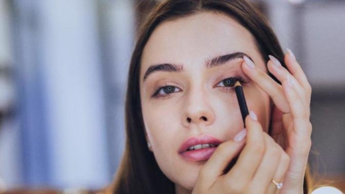 Eyeliner mı yoksa göz kalemi mi günlük makyajda daha çok tercih edilmeli?