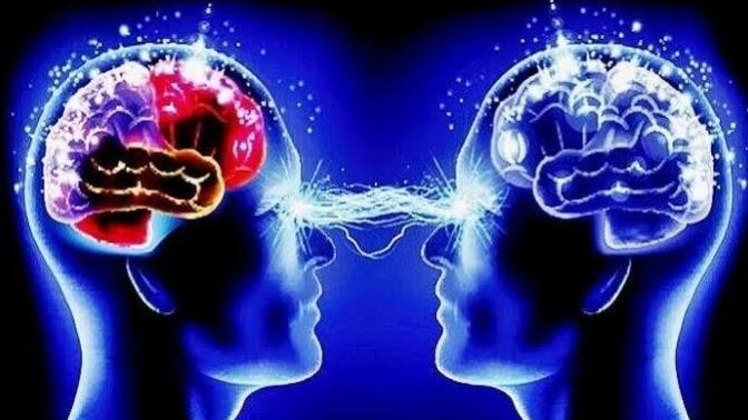 İnsanların düşüncelerini okuyabilmek mi, yoksa istediğin bedene bürünmek mi isterdin?