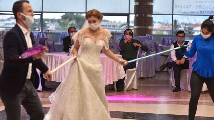 Çubuklu halay tedbiri! Normalleşme döneminde düğün salonları açılmalı mı?