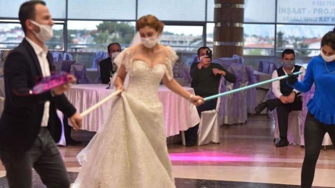 Çubuklu halay tedbiri! Normalleşme döneminde düğün salonları açılmalı mı?